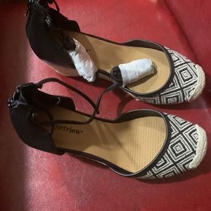 Comfortview Black and White Sandals size 8 w